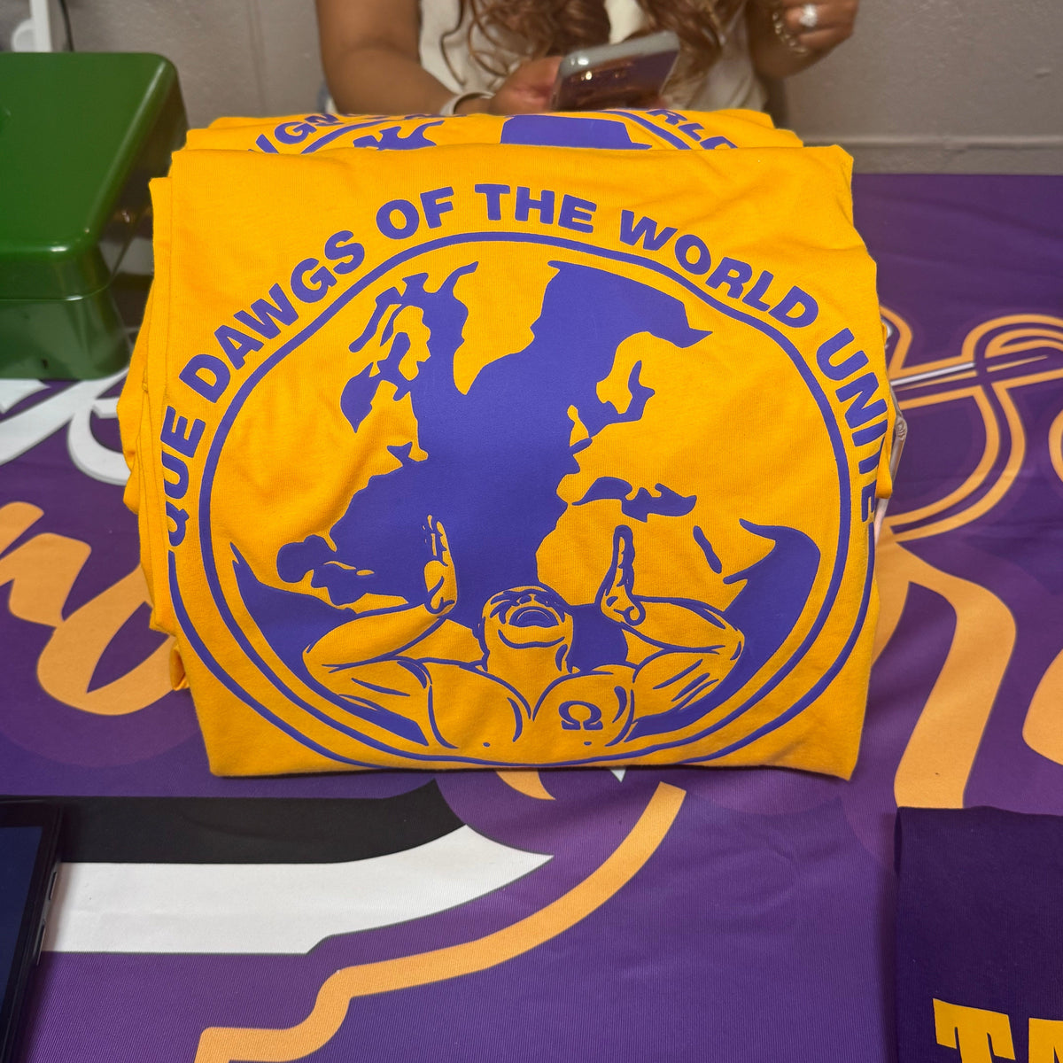Que-Dawgs-of-The-World-Unite-Shirt
